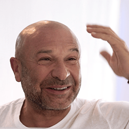 lächelnder Kunde betrachtet seine neue Haarlinie