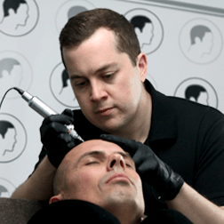 Ein Moment der Haarpigmentierung am Kunden