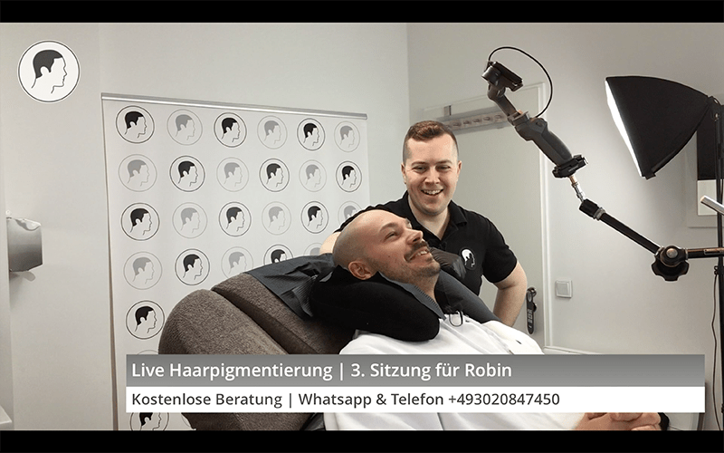 Robin und George haben Spass bei der Live Haarpigmentierung.